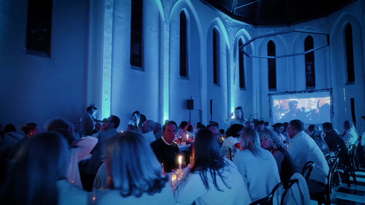 Sfeervol verlicht event in een bijzondere locatie
