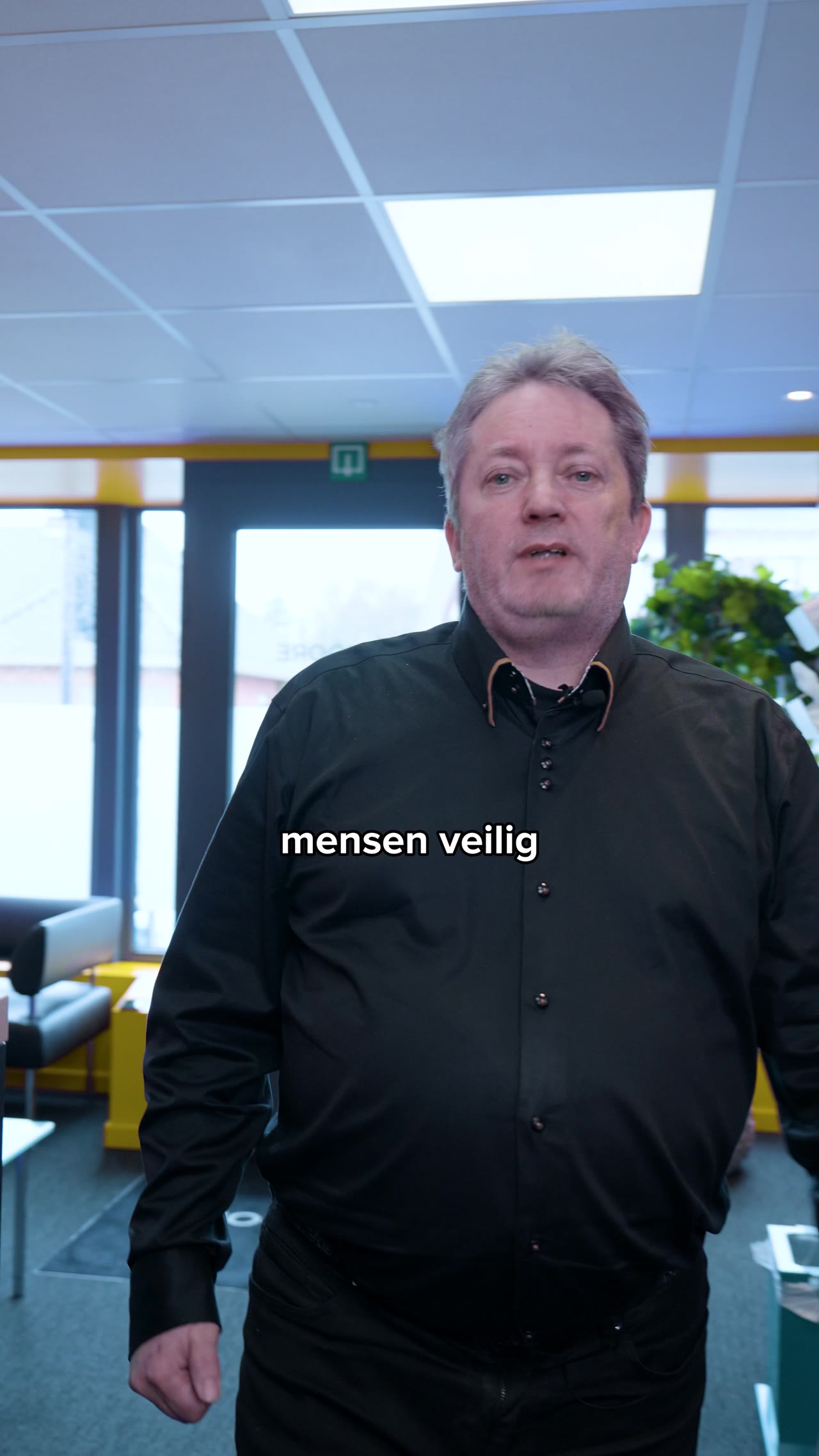 Moore, corporate interview op kantoor